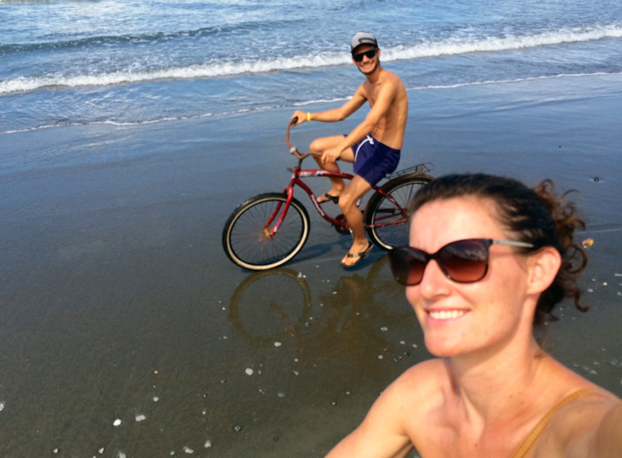 Mit dem Fahrrad über den Strand von Playa Zancudo