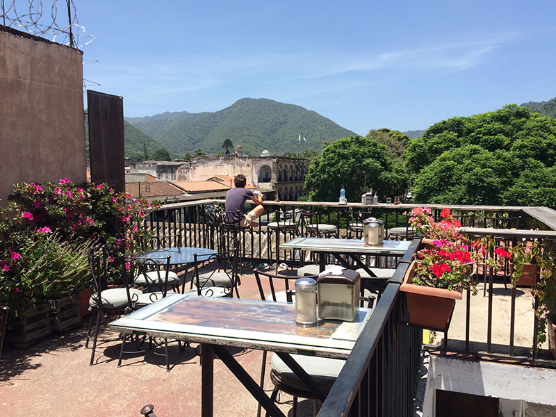 Ausblick über die Terrasse vom La Casaca in Antigua, Guatemala