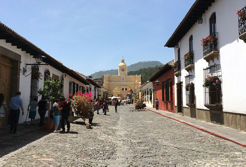 Ein Spaziergang durch Antigua, Guatemala, ist eines der Highlights in der Stadt