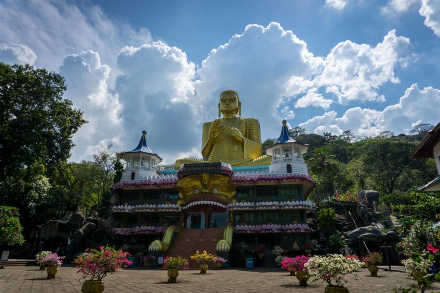 Der große Buddha vor dem Tempel in Dambulla, Sri Lanka