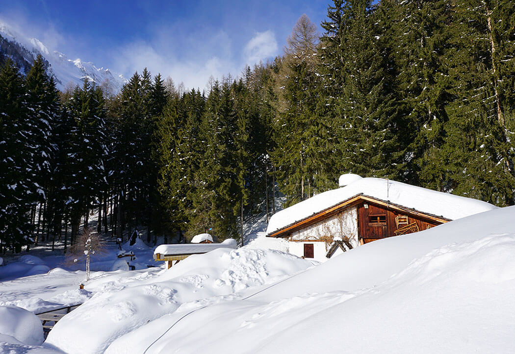 Bizat Hütte Ahrntal Südtirol im Winter – urige Almhütten