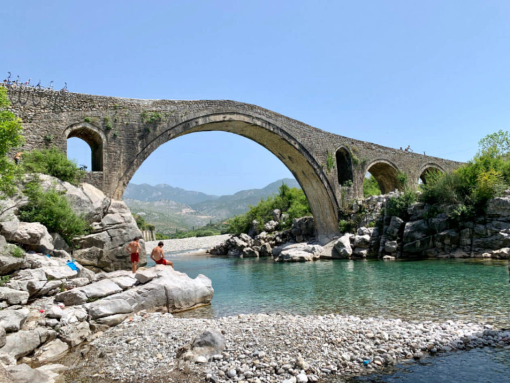 Ein Ausflug in die Umgebung von Shkodra - die Ura e Mesit Steinbrücke
